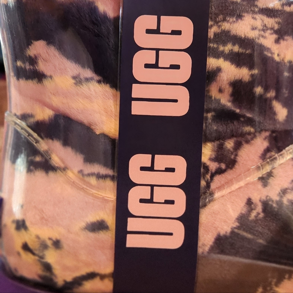 UGG Violet W CLASSIC CLEAR MINI MARBLE. Waterproof pull-on boot.